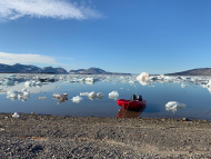 Forschungsexpedition in der Arktis Forschungsexpedition in der Arktis: Am Kongsfjord im Westen von Spitzbergen treiben noch Eisschollen im Wasser.